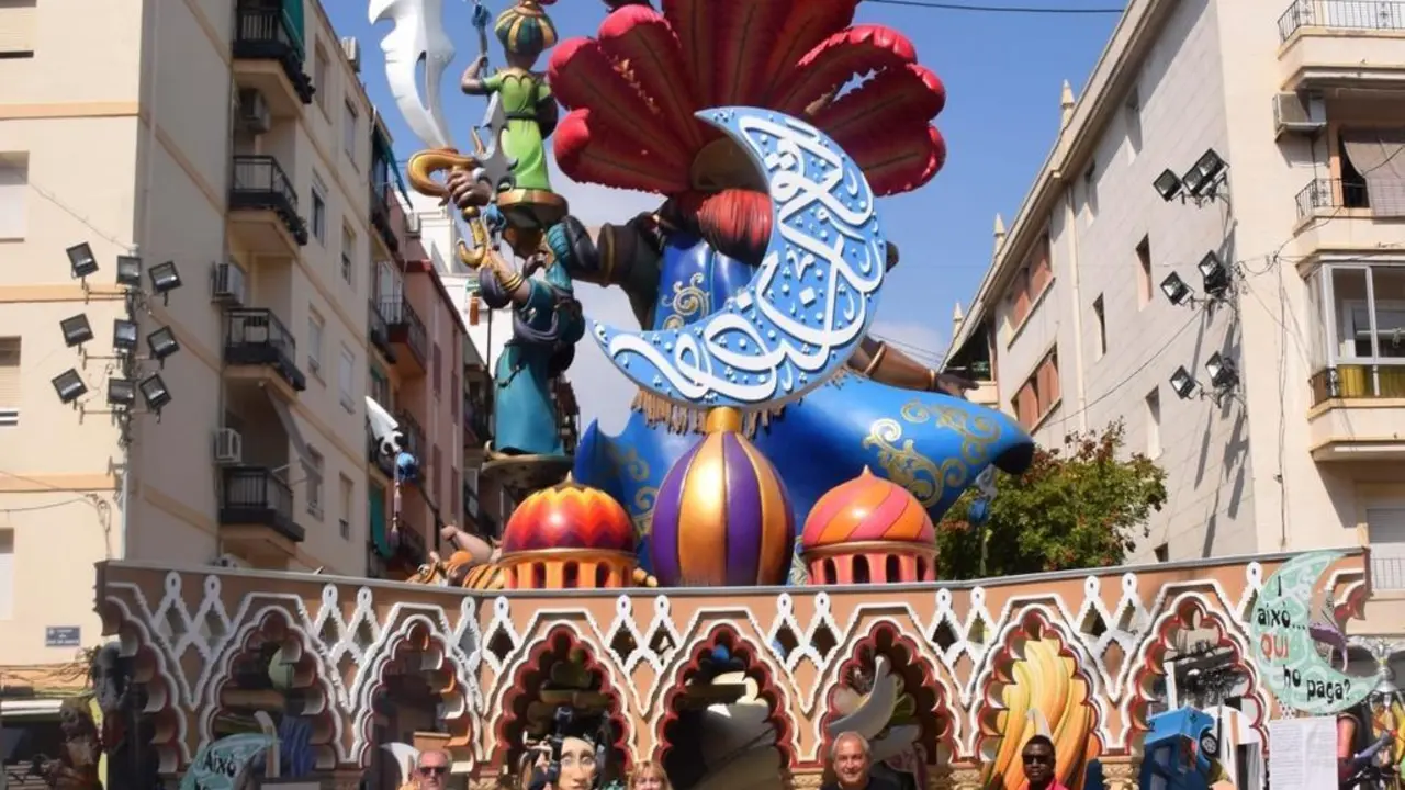 Imagen de la falla de la comisi&oacute;n Duque de Gaeta-Pobla de Farnals de Val&egrave;ncia con los elementos que se salvar&aacute;n del fuego en la 'crem&agrave;' a petici&oacute;n de la comunidad musulmana.