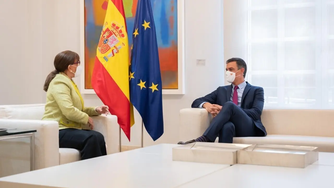 El presidente del Gobierno, Pedro S&aacute;nchez, y la responsable de la SEGIB, Rebeca Grynspan, durante el encuentro de despedida de esta en Moncloa