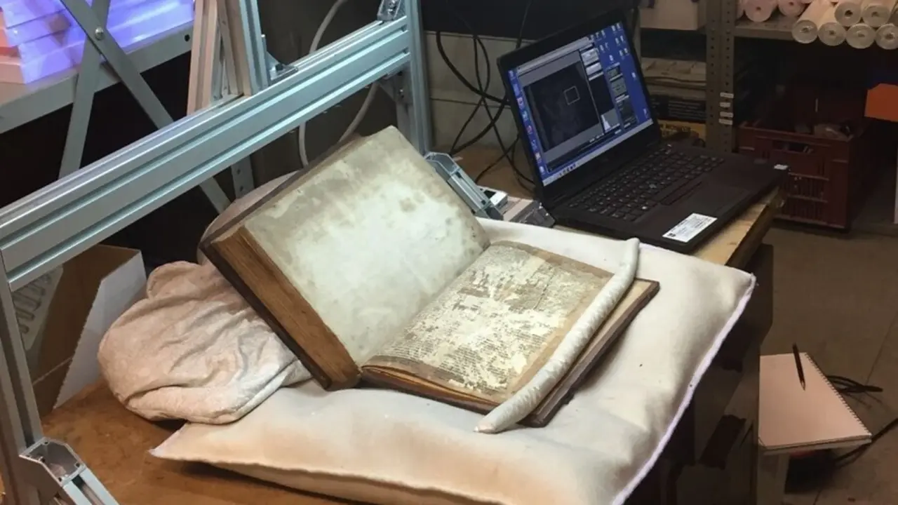 Im&aacute;genes multiespectral de los fragmentos en la Biblioteca Central de Bristol