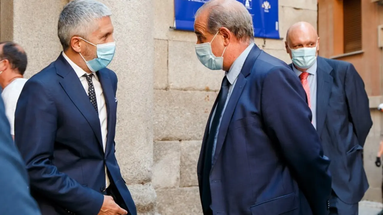 Archivo - El ministro del Interior, Fernando Grande-Marlaska, habla con el director general de la Polic&iacute;a Nacional, Francisco Pardo, durante un acto en Toledo