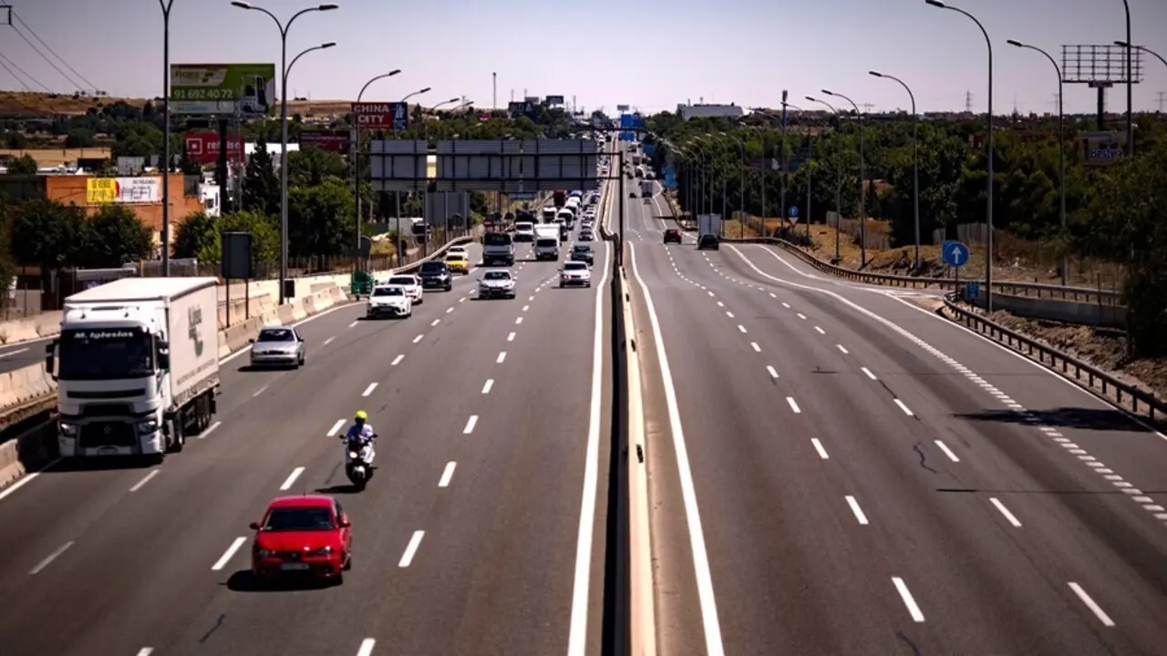 Archivo - Imagen de la A-4 a su paso por Pinto (Madrid) durante el primer d&iacute;a de la primera 'Operaci&oacute;n Salida' del verano 2021