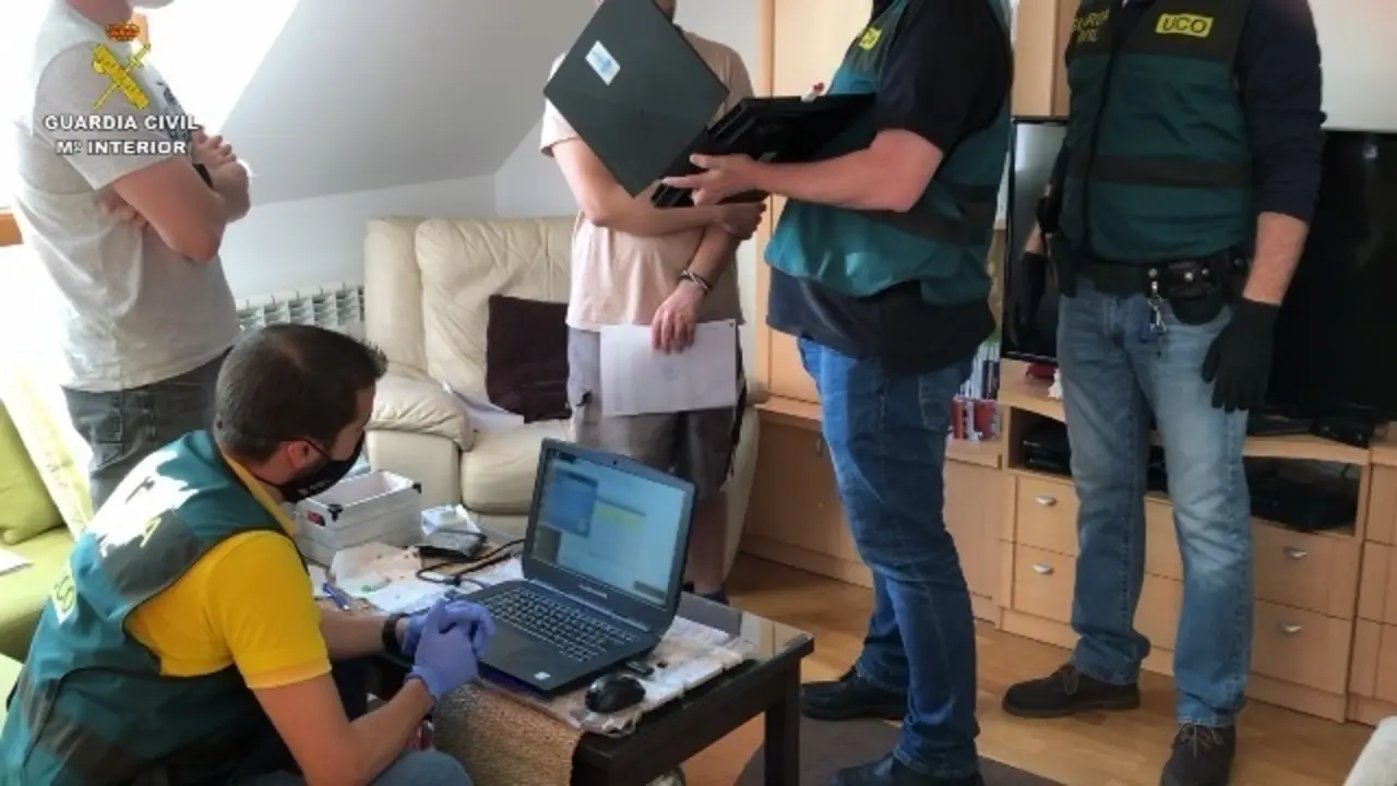 Archivo - Operativo de la Guardia Civil en la que ha sido detenido en A Coru&ntilde;a un hombre por varios delitos de explotaci&oacute;n sexual de menores y contra la intimidad.