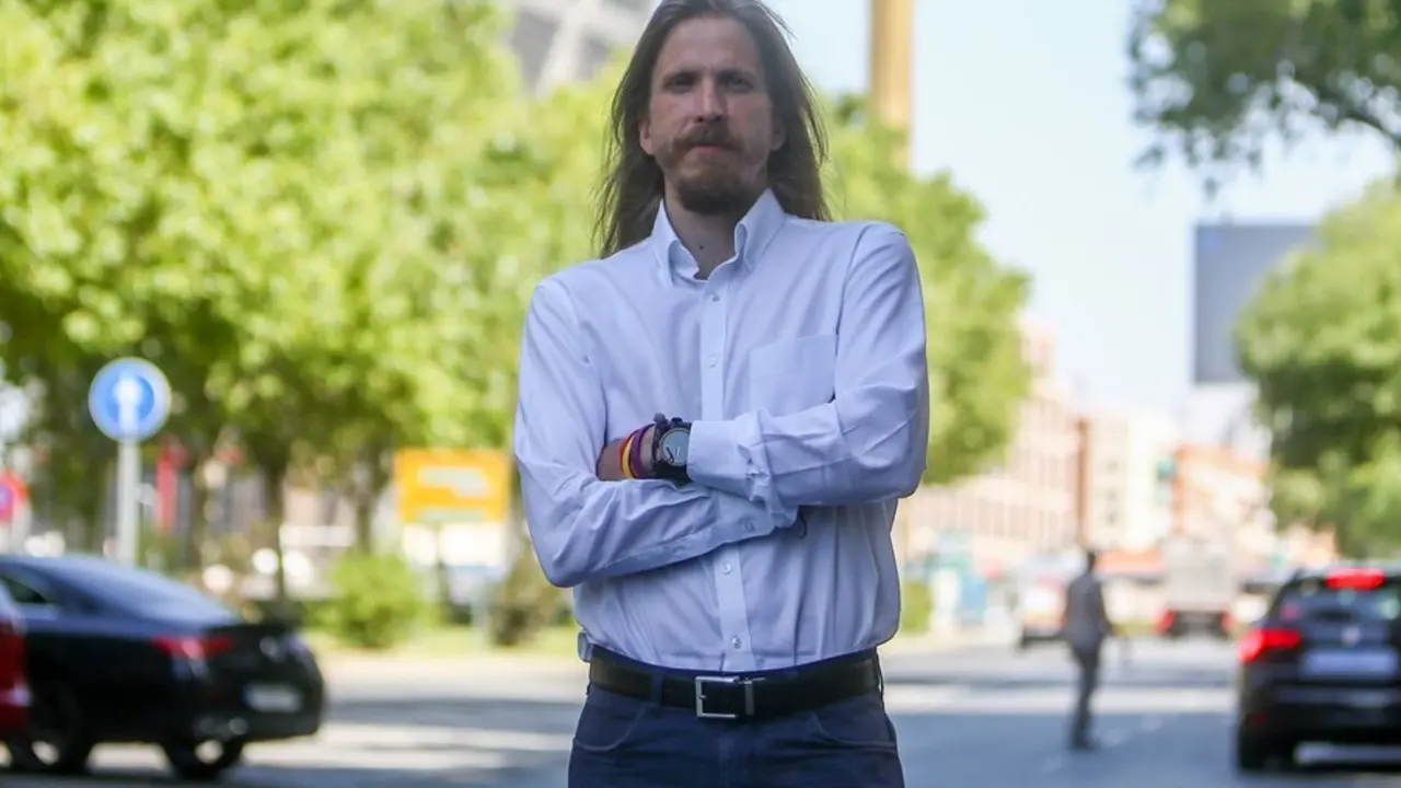 El coordinador general de Podemos en Castilla y Le&oacute;n, Pablo Fern&aacute;ndez, posa en las inmediaciones de la agencia despu&eacute;s de una entrevista para Europa Press, a 12 de agosto de 2021, en Madrid (Espa&ntilde;a).