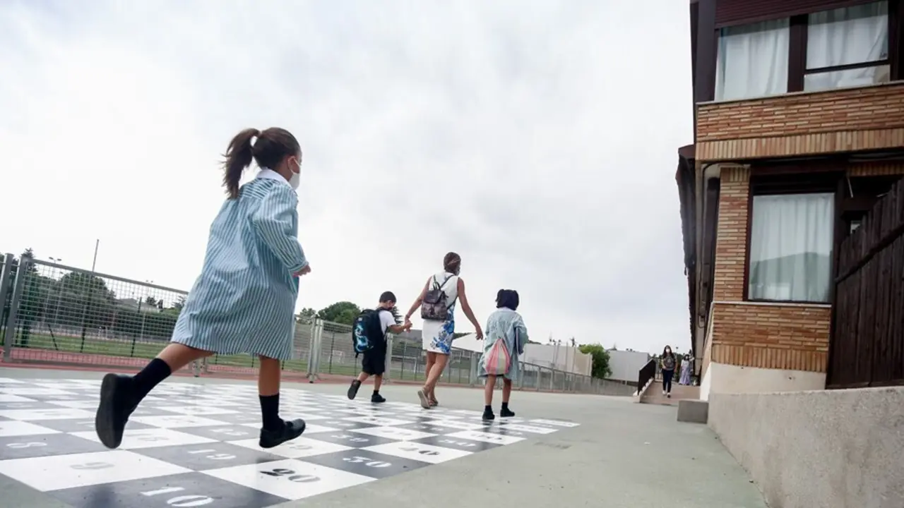 Ni&ntilde;os durante el primer d&iacute;a de clase de este curso 2021-2022 en Boadilla del Monte (Madrid)