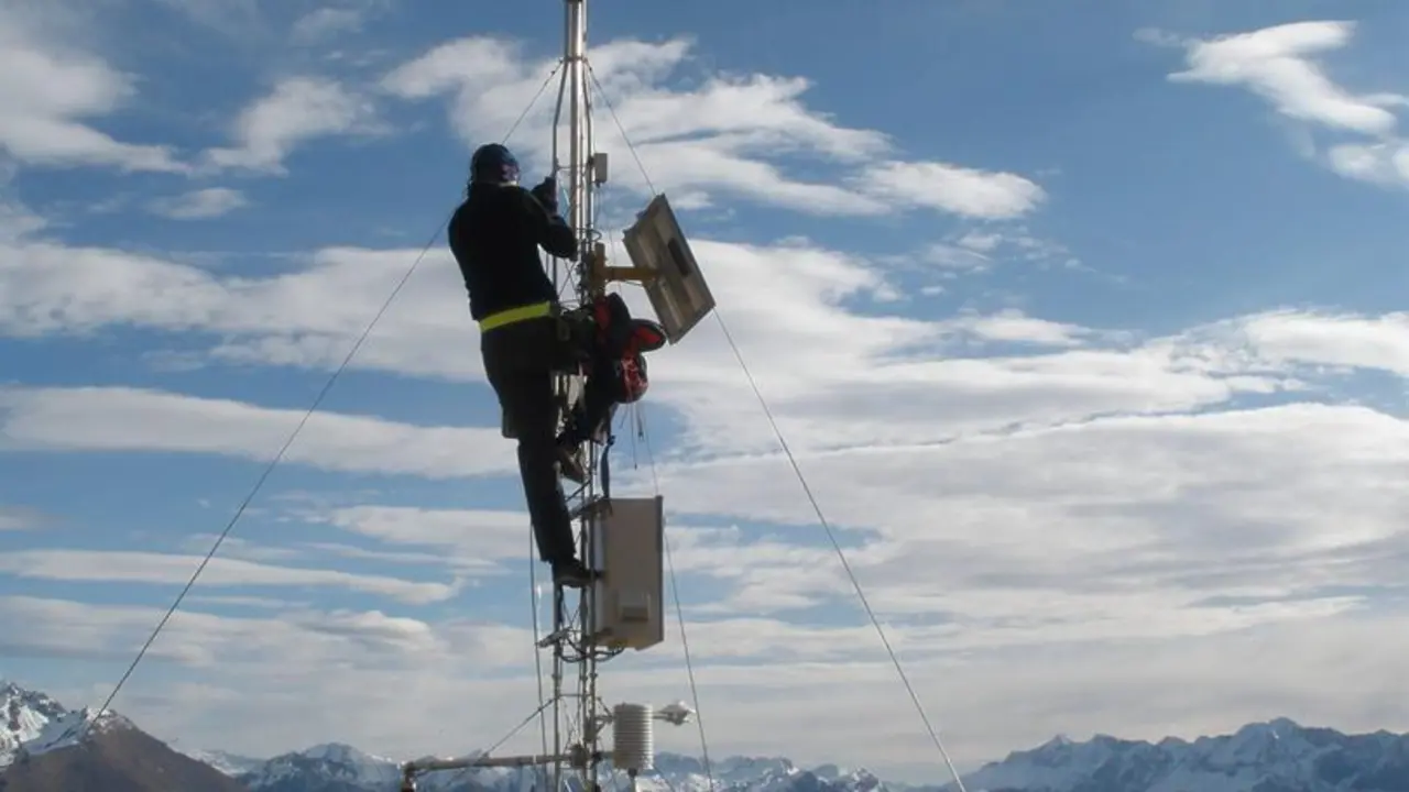 Estaci&oacute;n meteorol&oacute;gica en altura para medici&oacute;n de la velocidad del viento