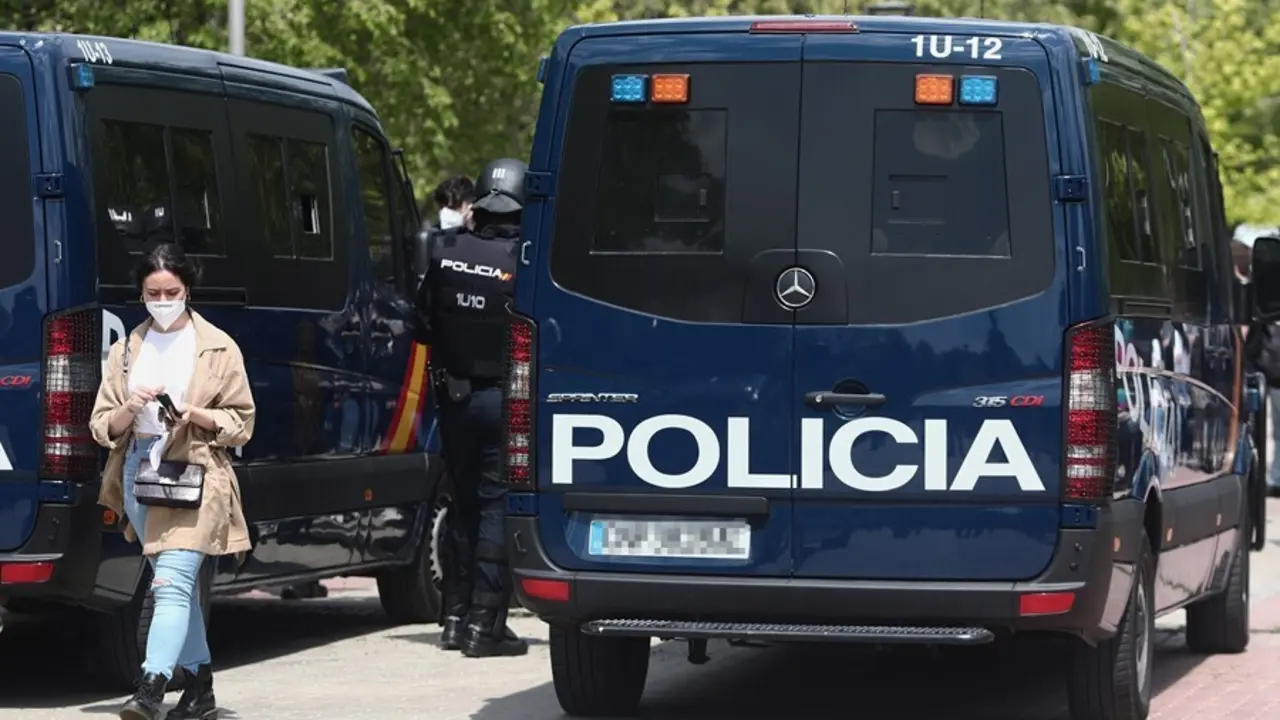 Archivo - Dos furgones de Polic&iacute;a Nacional en un mitin de Vox en Alcorc&oacute;n