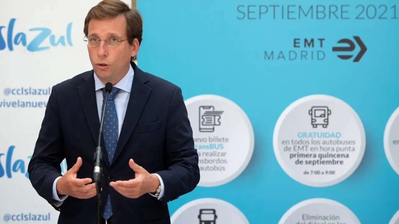 El alcalde de Madrid, Jos&eacute; Luis Mart&iacute;nez-Almeida, interviene en  la presentaci&oacute;n de la l&iacute;nea lanzadera de la EMT entre Plaza El&iacute;ptica e Islaazul, a 1 de septiembre de 2021, en Madrid, (Espa&ntilde;a).