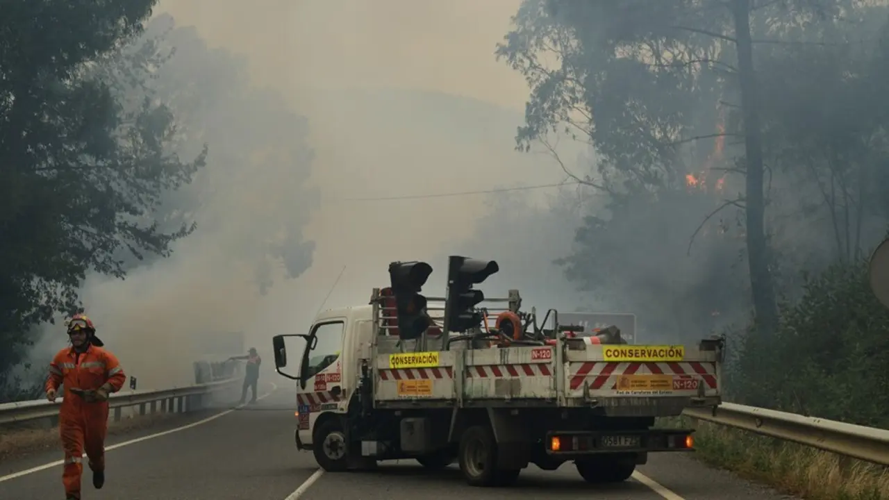 Agentes forestales trabajan en las tareas de extinci&oacute;n de incendios de un fuego en el municipio de Ribas de Sil, en la parroquia hom&oacute;nima, muy cercana a Rairos, a 6 de septiembre de 2021, en Ribas de Sil, Lugo, Galicia (Espa&ntilde;a). Este nuevo incendio, el se