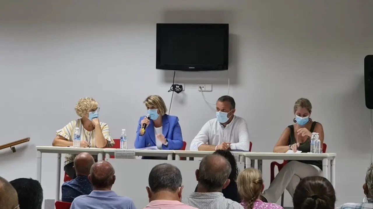 Reuni&oacute;n con afiliados del Partido Popular de Cartagena que han mantenido la alcaldesa, Noelia Arroyo, y el presidente local del PP, Joaqu&iacute;n Segado, en El Algar.