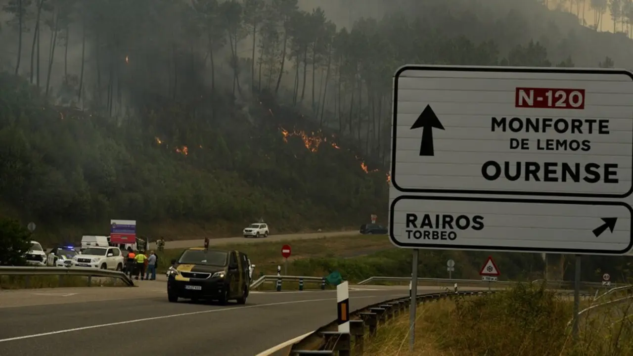 Conductores de coches atraviesan los incendios de un fuego en el municipio de Ribas de Sil, en la parroquia hom&oacute;nima, muy cercana a Rairos, a 6 de septiembre de 2021, en Ribas de Sil, Lugo, Galicia (Espa&ntilde;a)
