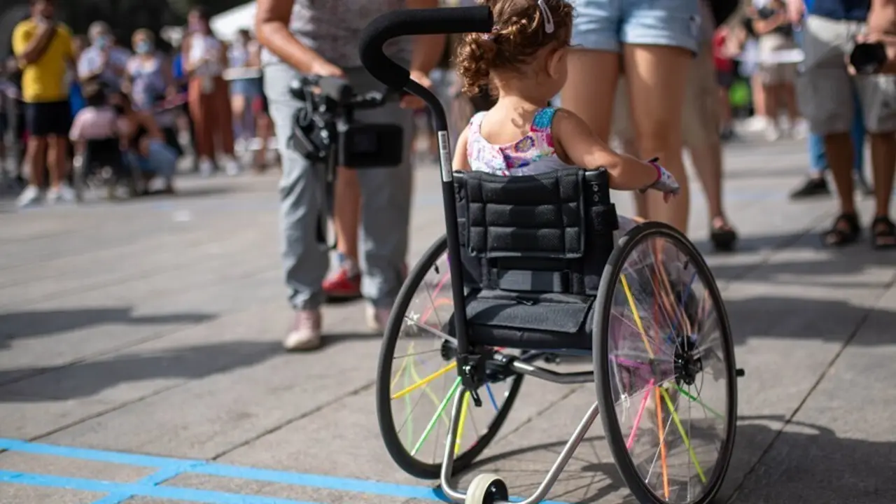 Una ni&ntilde;a con movilidad reducida participa en la primera Carrera Infantil Adaptada en las fiestas de Sant Roc