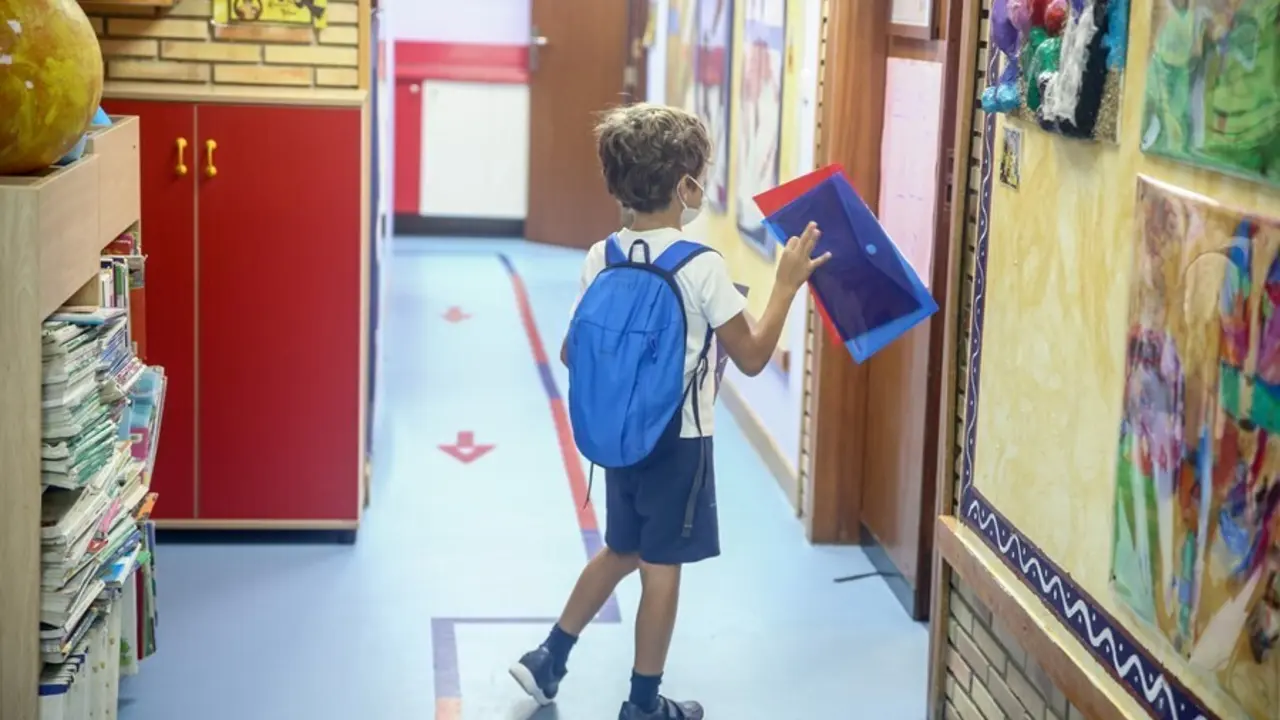 Un ni&ntilde;o entrando a clase en un colegio de Boadilla del Monte (Madrid) durante el primer d&iacute;a de clase del curso 2021-2022