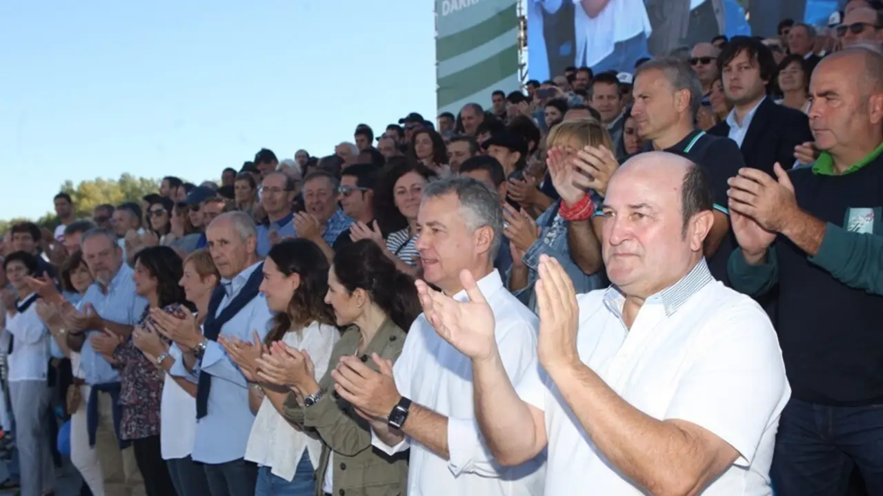 Archivo - (I-D) El presidente del EBB del PNV, Andoni Ortuzar, y el lehendakari, I&ntilde;igo Urukullu, aplauden durante el acto pol&iacute;tico del 'Alderdi Eguna' del PNV en Vitoria (Euskadi/Espa&ntilde;a) a 29 de septiembre de 2019.