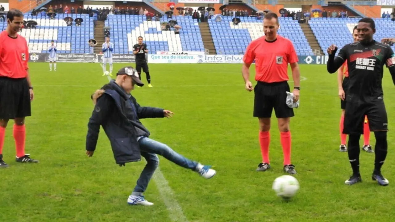 Jos&eacute; Antonio Garrido en un saque de honor en un partido del Recreativo de Huelva.