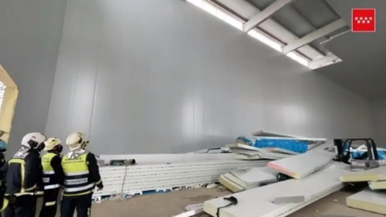 Muere un trabajador y dos resultan heridos muy graves al derrumbarse 30 planchas de un falso techo en Alcal&aacute; de Henares