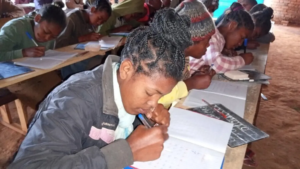 Ni&ntilde;os asistentes a la escuela en Madagascar.