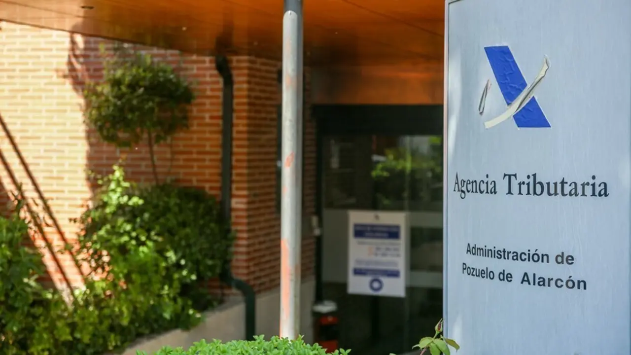 Archivo - Imagen de archivo del exterior de una oficina de la Agencia Tributaria .
