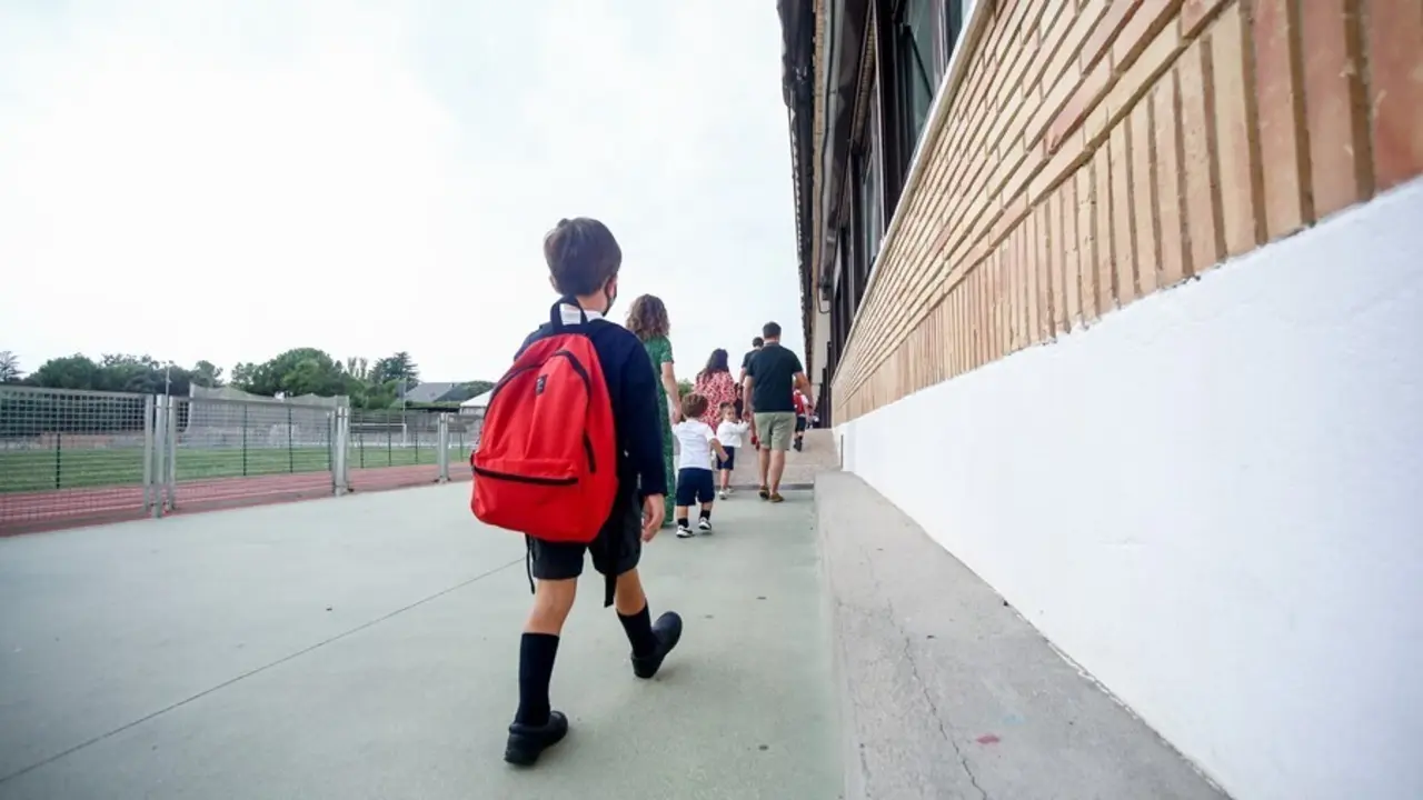 Unos ni&ntilde;os se dirigen a la entrada del colegio.- Archivo