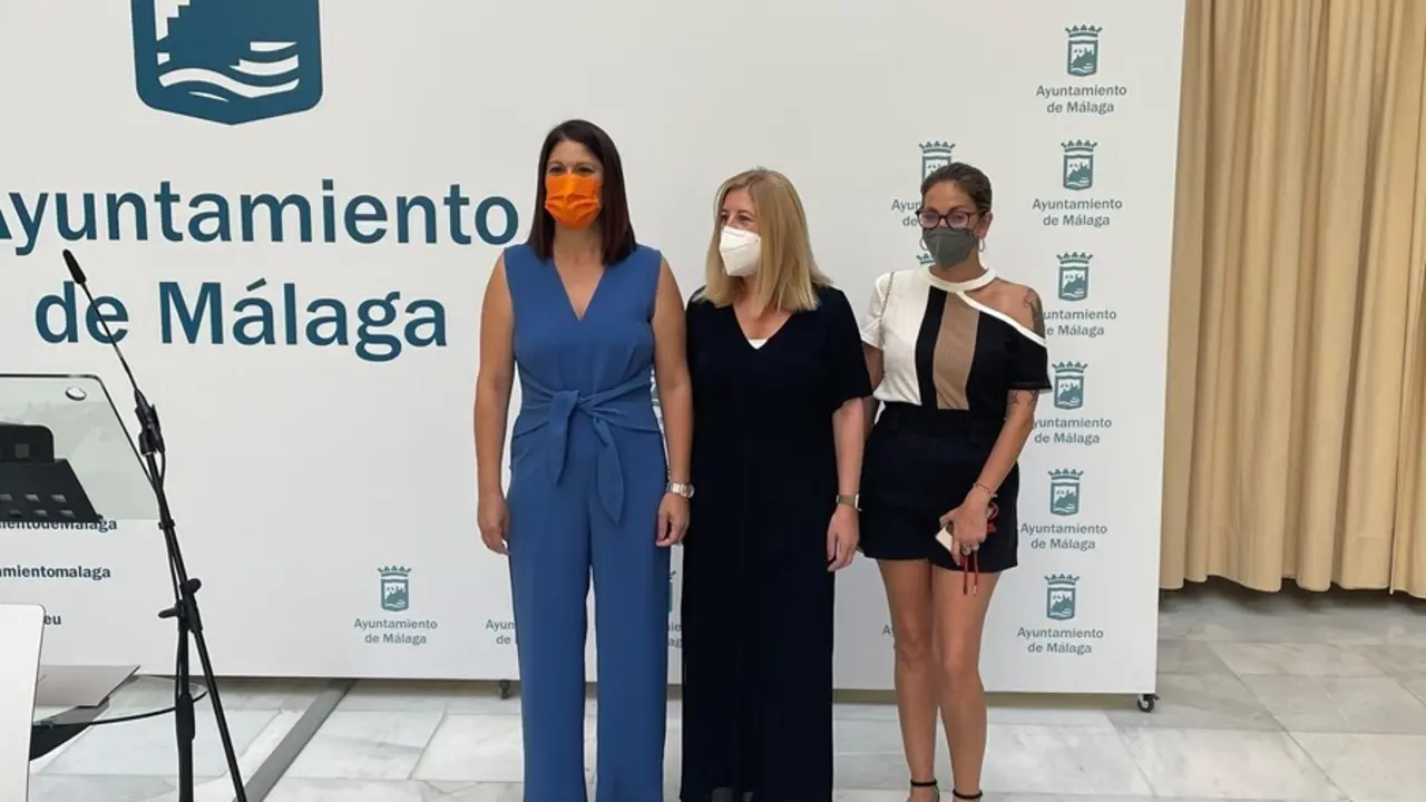La concejala delegada de Cultura, Noelia Losada, junto a la gerente de la Fundaci&oacute;n Rafael P&eacute;rez Estrada, Ana Cabello, presenta la programaci&oacute;n de oto&ntilde;o de la fundaci&oacute;n dedicada al escritor y abogado malague&ntilde;o.