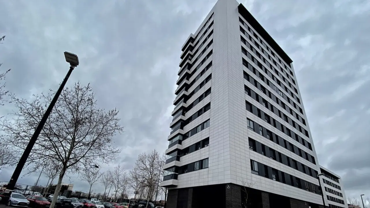 Archivo - Edificio de viviendas, en Madrid a 27 de enero de 2020.