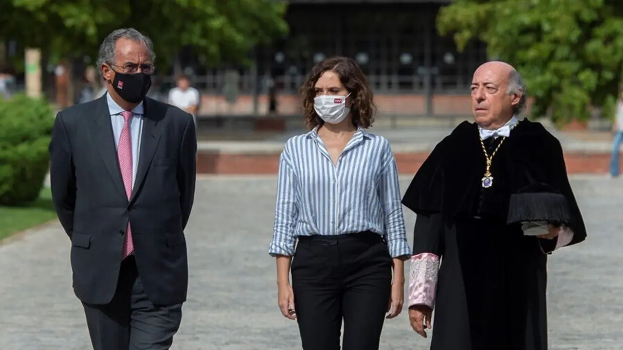 El consejero de Educaci&oacute;n, Enrique Ossorio; la presidenta de la Comunidad de Madrid, Isabel D&iacute;az Ayuso, y el rector de la Universidad Carlos III, Juan Romo, a su llegada al solemne acto oficial de apertura del curso acad&eacute;mico 2021/22