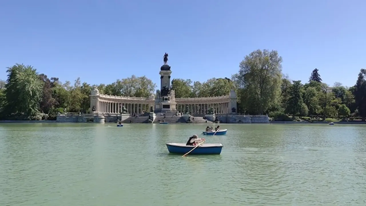 Archivo - Barcas en El Retiro. Archivo.