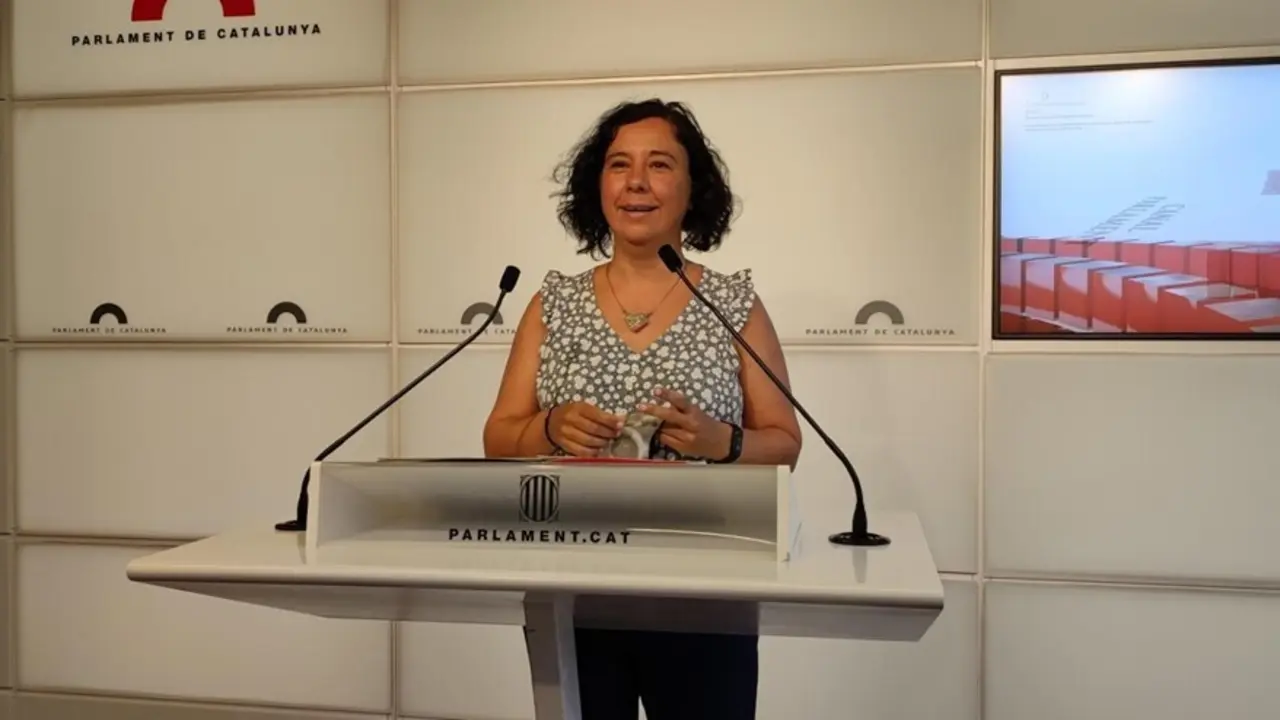 La portavoz adjunta de los comuns en el Parlament, Susanna Segovia, en rueda de prensa en el Parlament