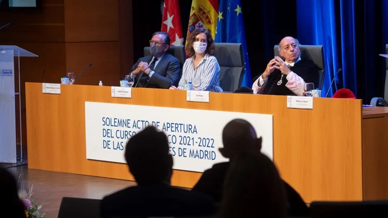 (I-D) El presidente del Consejo Social de la Universidad Carlos III de Madrid, Mat&iacute;as Rodr&iacute;guez Inciarte; la presidenta de la Comunidad de Madrid, Isabel D&iacute;az Ayuso, y el rector de la Universidad Carlos III, Juan Romo, durante el solemne acto oficial de a