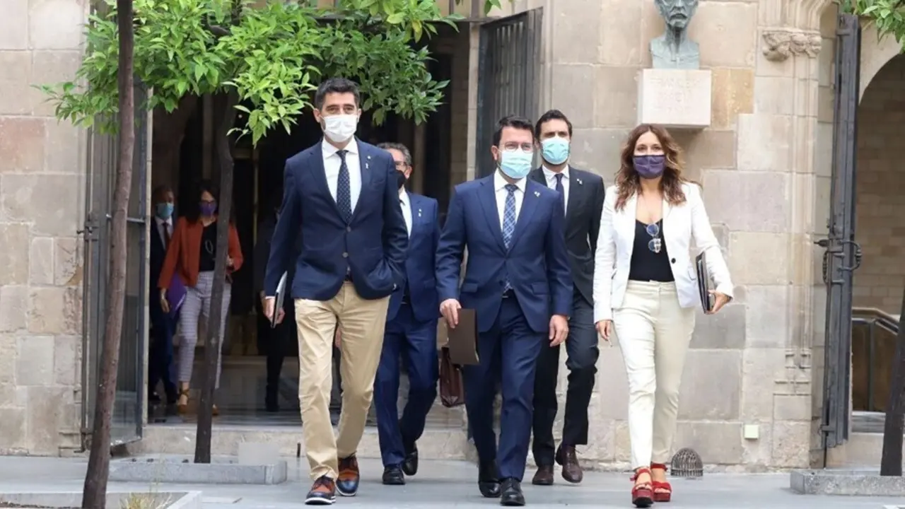 El presidente de la Generalitat, Pere Aragon&egrave;s, junto al vicepresidente, Jordi Puigner&oacute;, la consellera de Presidencia, Laura Vilagr&agrave;, y el de Empresa y Trabajo, Roger Torrent, entre otros, a su llegada al Consell Executiu.