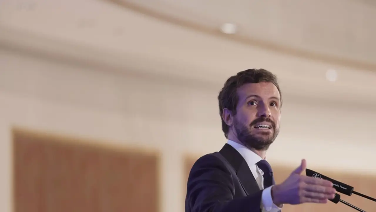 El presidente del Partido Popular, Pablo Casado, interviene durante un desayuno informativo del F&oacute;rum Europa