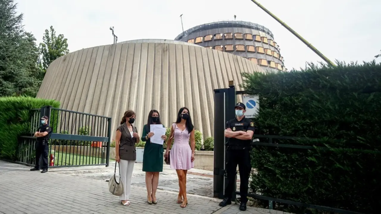 La vicesecretaria jur&iacute;dica nacional de Vox, Marta Castro; la secretaria general de Vox, Macarena Olona, y la portavoz adjunta de Vox en la Comisi&oacute;n de Igualdad del Congreso, Carla Toscano, ante el TC