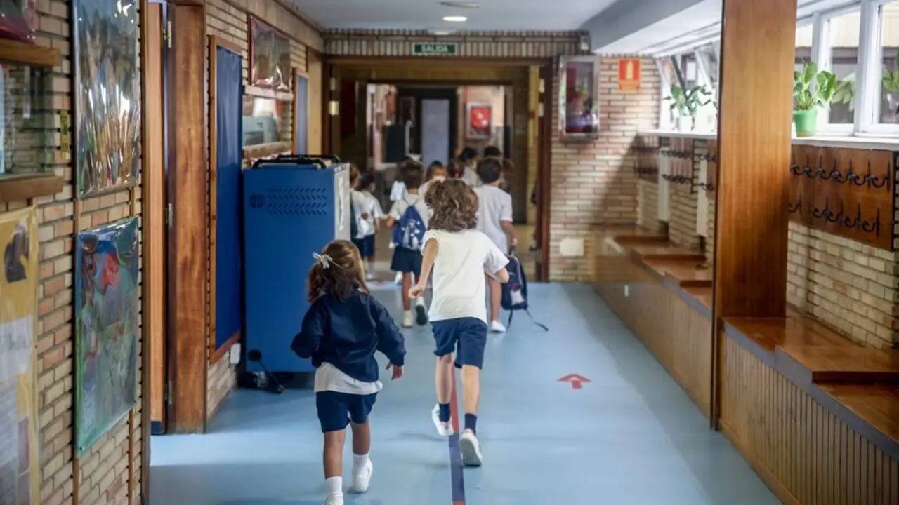 Varios ni&ntilde;os en el hall del colegio Virgen de Europa durante el primer d&iacute;a de clase del curso 2021-22.