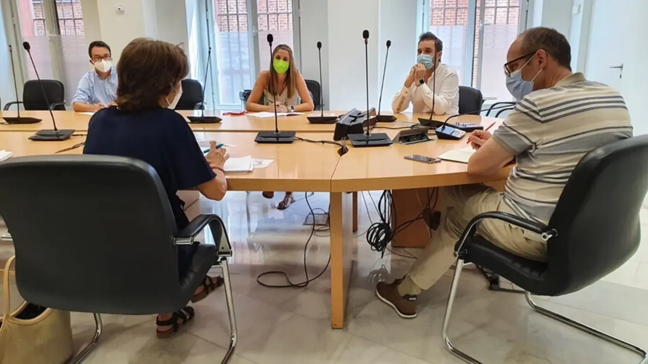 La portavoz socialista en el Ayuntamiento de Madrid, Mar Espinar, y el director del Observatorio LGTBI de Madrid, Rub&eacute;n L&oacute;pez