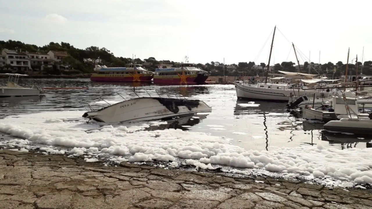 Una de las embarcaciones afectadas por el incendio en el puerto de Portopetro.