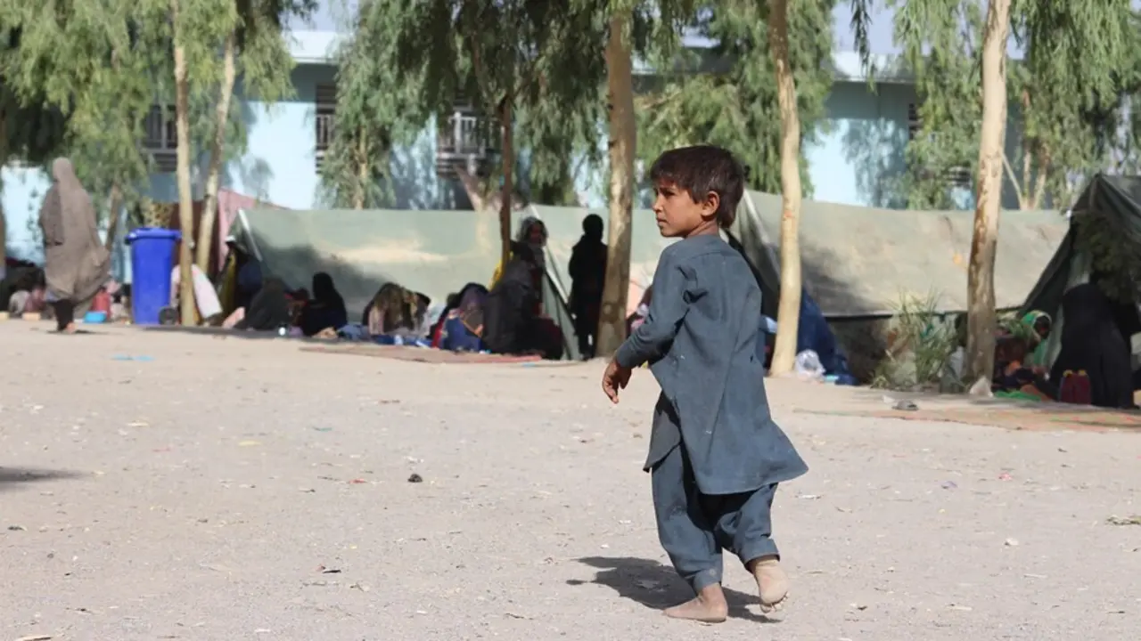 Archivo - Ni&ntilde;o en un campamento de desplazados internos en Kandahar
