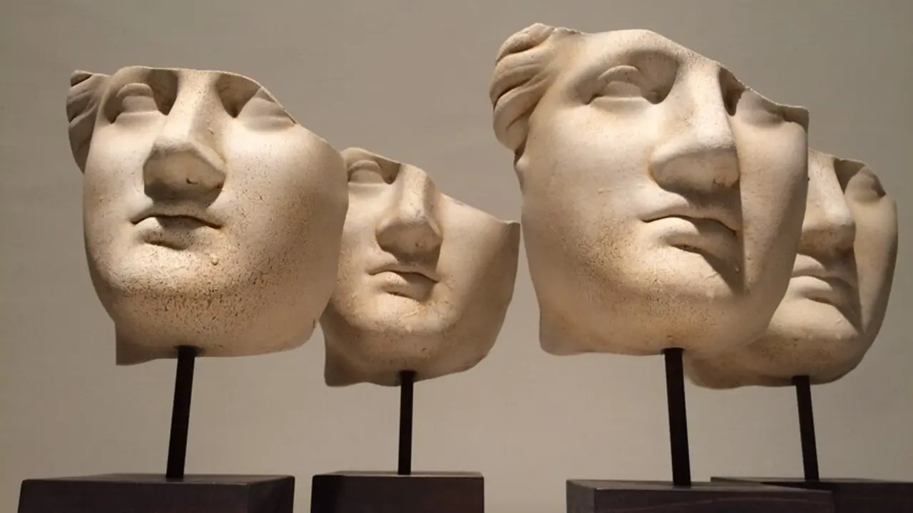 M&aacute;scaras en la exposici&oacute;n Ars Fatum