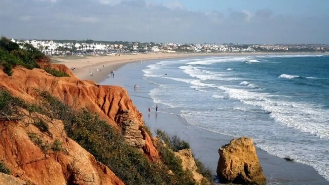 Archivo - Playa de la Barrosa en Chiclana