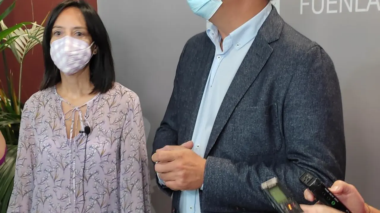 La delegada del Gobierno, Mercedes Gonz&aacute;lez, con el alcalde de Fuenlabrada, Javier Ayala, tras celebrar la Junta de Seguridad Local por las fiestas patronales