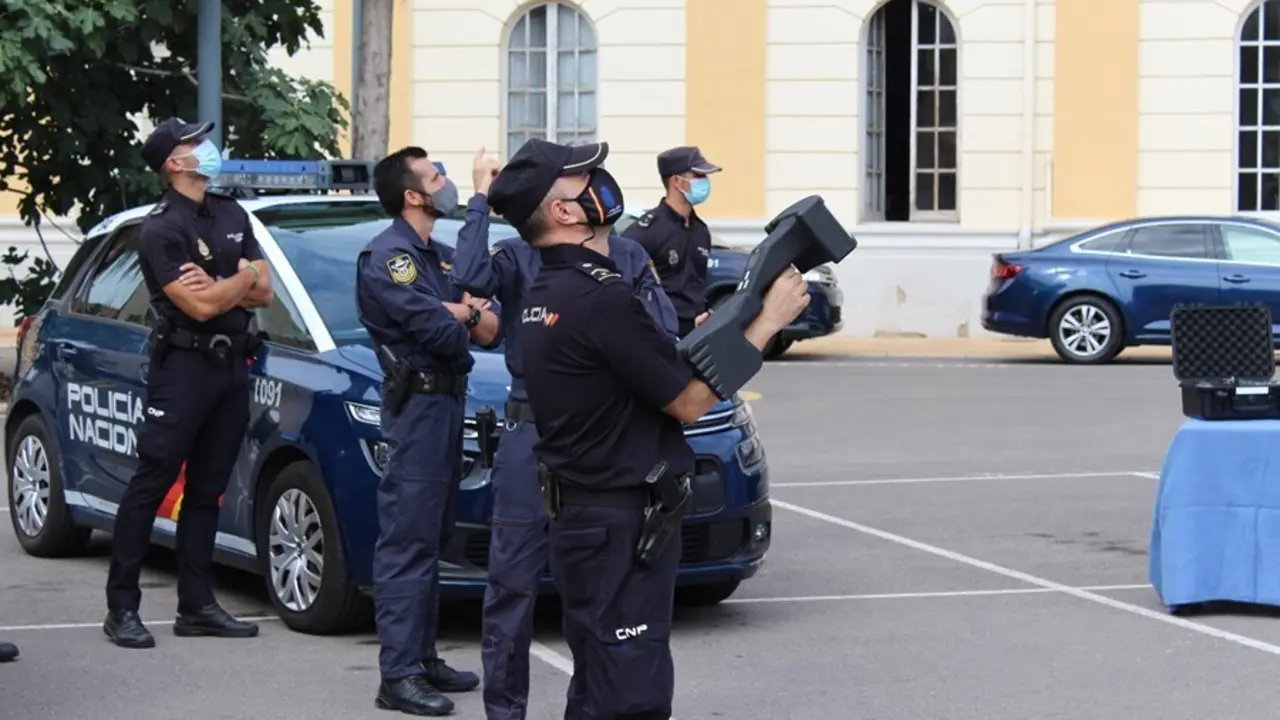 Agentes en la presentaci&oacute;n del dispositivo anti-drones en Val&egrave;ncia