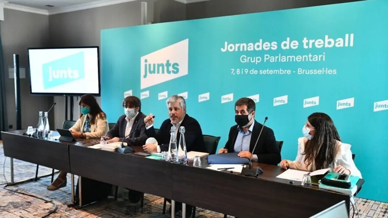 El expresidente de la Generalitat Carles Puigdemont; el secretario general de Junts, Jordi S&agrave;nchez; la presidente del Parlament, Laura Borr&agrave;s; el presidente de Junts en el Parlament, Albert Batet, y la portavoz parlamentaria, M&ograve;nica Sales