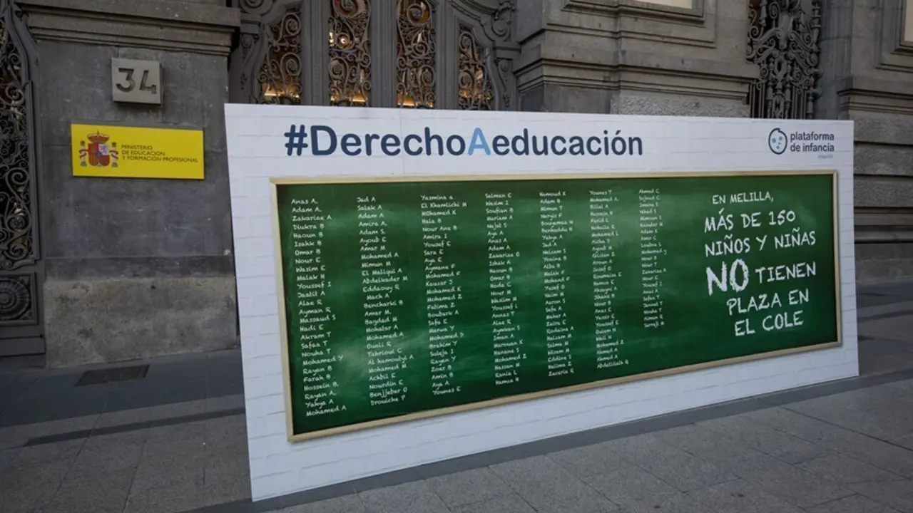 Archivo - La Plataforma de Infancia despleg&oacute; en junio una pizarra gigante delante del Ministerio de Educaci&oacute;n para pedir la escolarizaci&oacute;n de m&aacute;s de 150 ni&ntilde;os en Melilla.