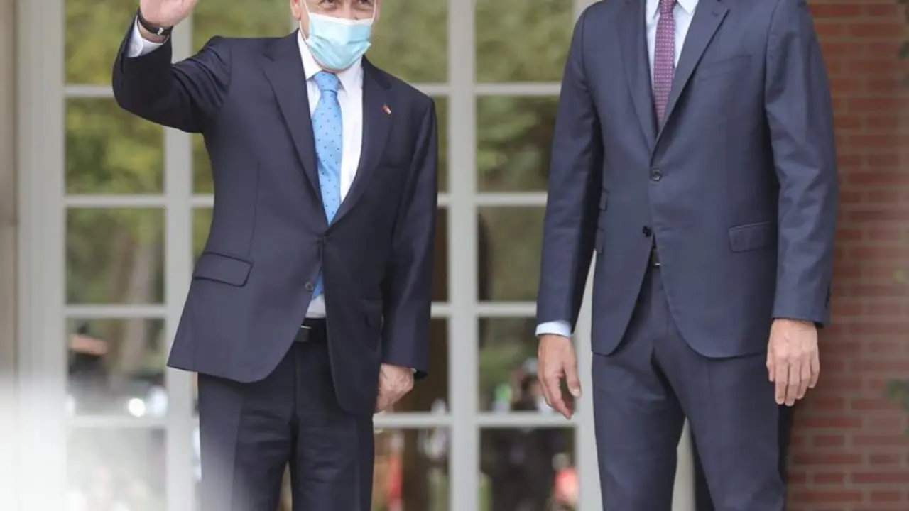 El presidente del Gobierno, Pedro S&aacute;nchez (d), posa junto al presidente de la Rep&uacute;blica de Chile, Sebasti&aacute;n Pi&ntilde;era (i), en el Palacio de la Moncloa, a 7 de septiembre de 2021, en Madrid (Espa&ntilde;a). En su segunda visita oficial a Espa&ntilde;a, Pi&ntilde;era se ha reunido
