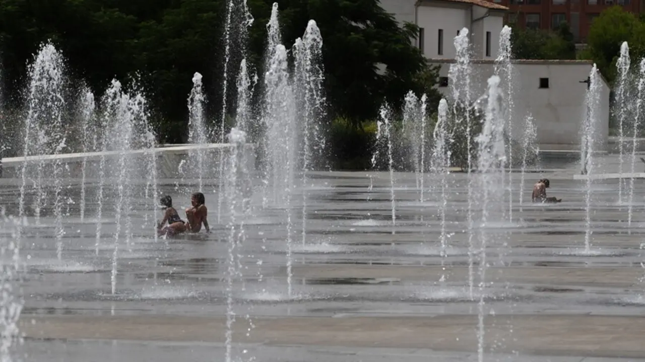 Vecinos de Val&egrave;ncia se refrescan ante la ola de calor