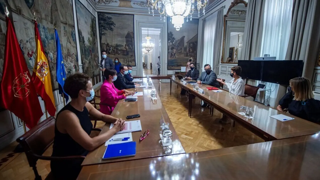 La ministra de Pol&iacute;tica Territorial y Portavoz del Gobierno, Isabel Rodr&iacute;guez (2i); el secretario de Estado de Pol&iacute;tica Territorial, Alfredo Gonz&aacute;lez G&oacute;mez (3i); la presidenta de la Comunidad Foral de Navarra, Mar&iacute;a Chivite (2d),