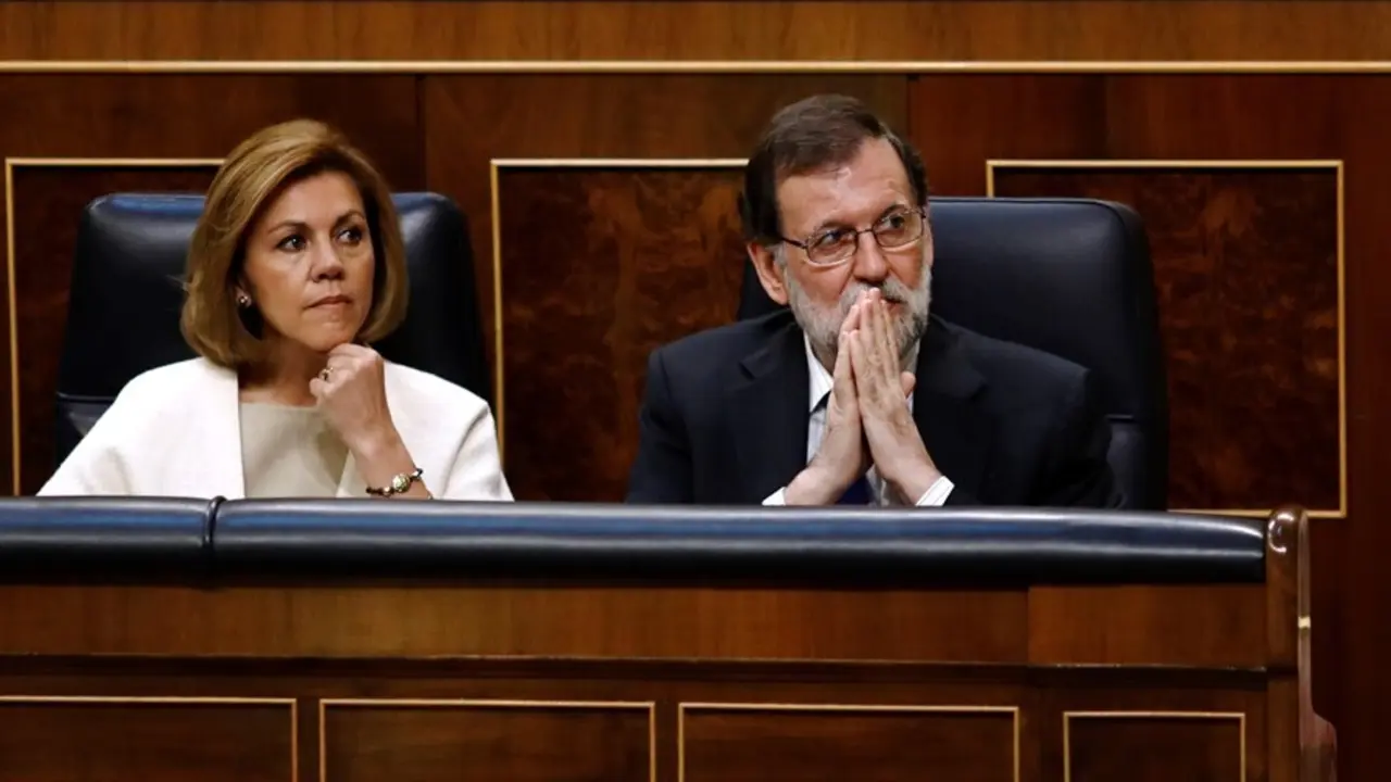 Archivo - La ex ministra de Defensa Mar&iacute;a Dolores de Cospedal y el ex presidente del Gobierno Mariano Rajoy en el Congreso de los Diputados (Imagen de archivo)