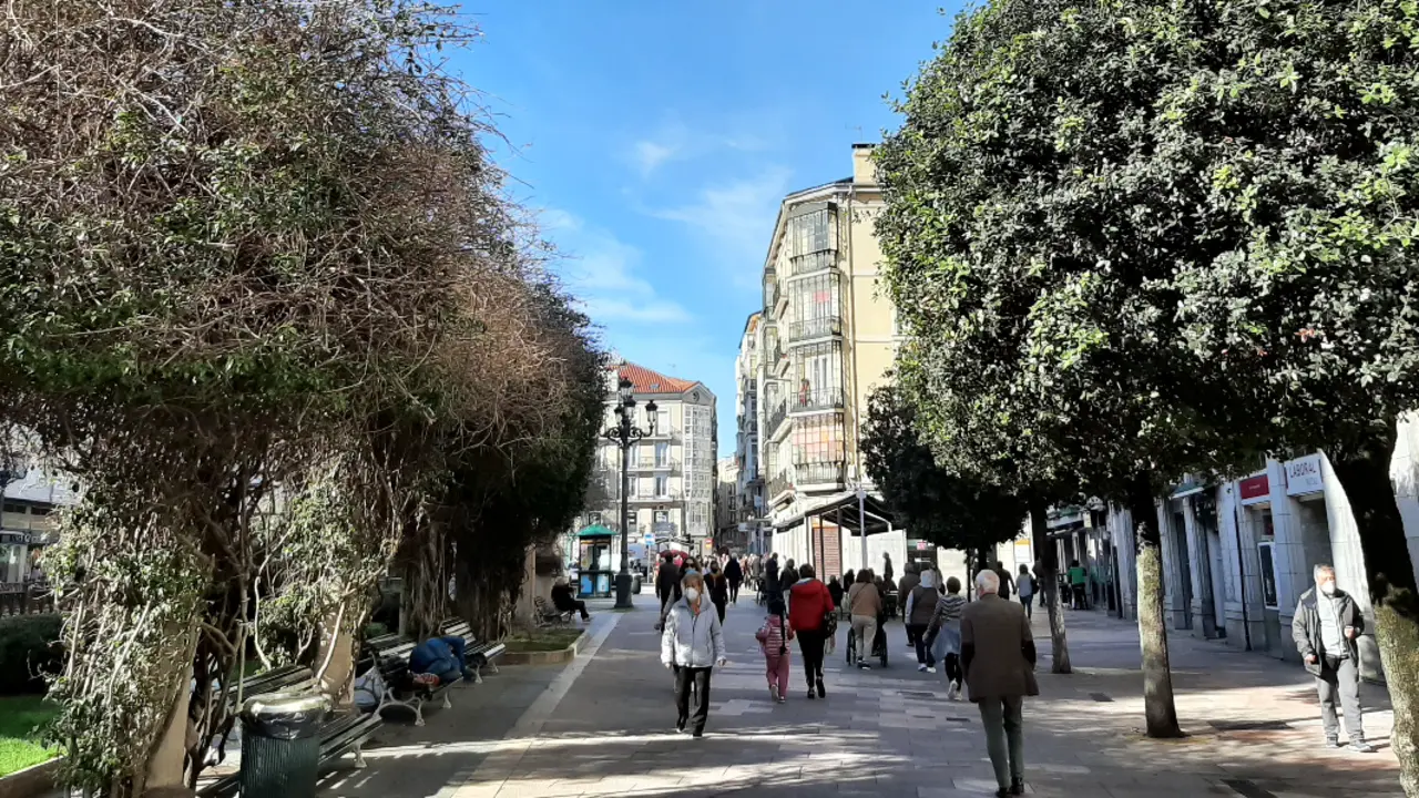 Varias personas con mascarilla por el centro de Santander. / S. D&iacute;az