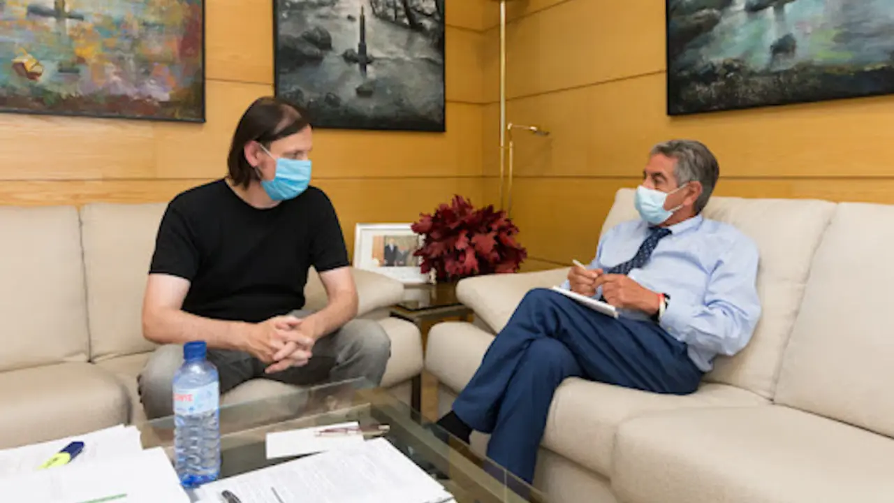 El actual alcalde, Tarsicio G&oacute;mez junto a Revilla. / ALERTA