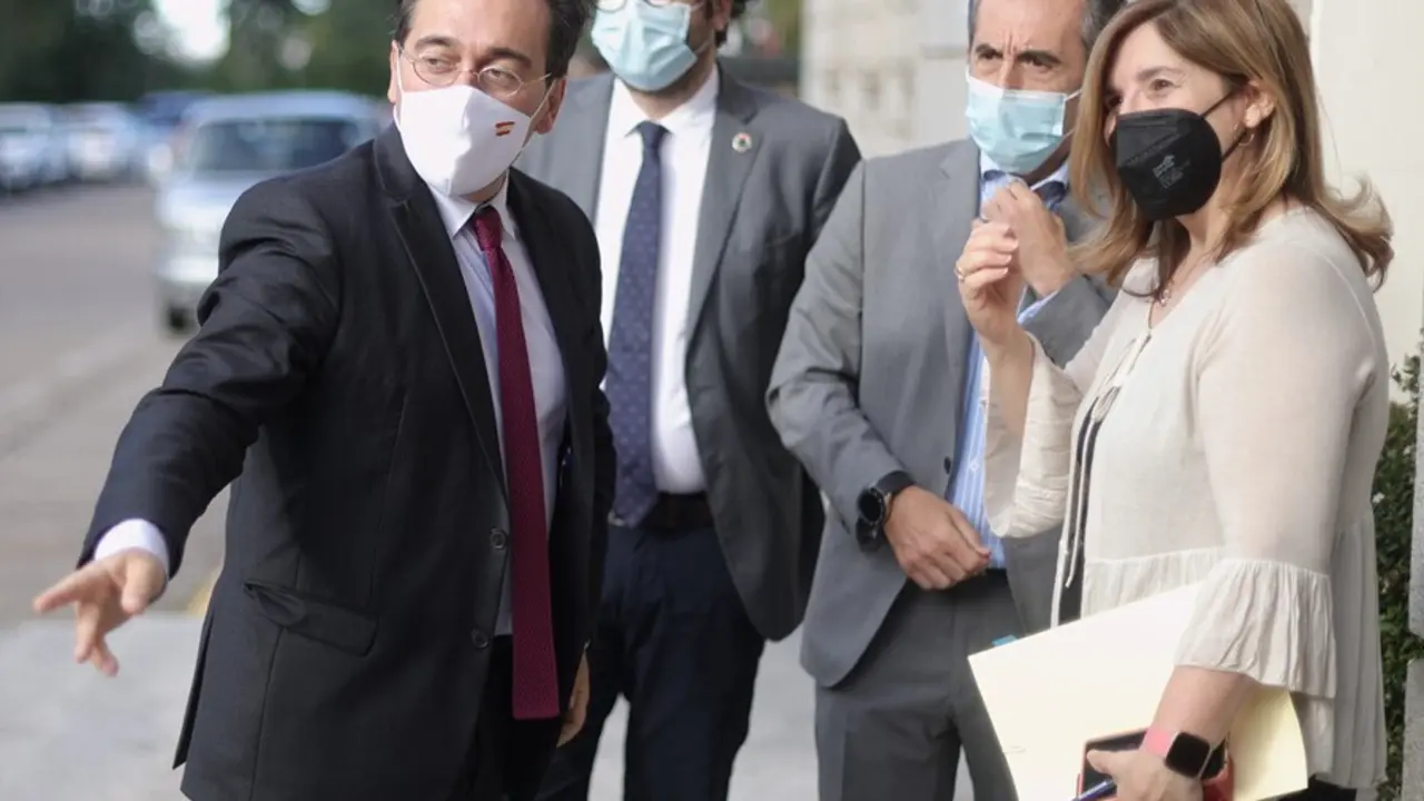 El ministro de Asuntos Exteriores, Uni&oacute;n Europea y Cooperaci&oacute;n, Jos&eacute; Manuel Albares, el director de la AECID, Ant&oacute;n Leis, y la secretaria de Estado de Cooperaci&oacute;n Internacional, Pilar Cancela, a su llegada al acto por el D&iacute;a del Cooperante
