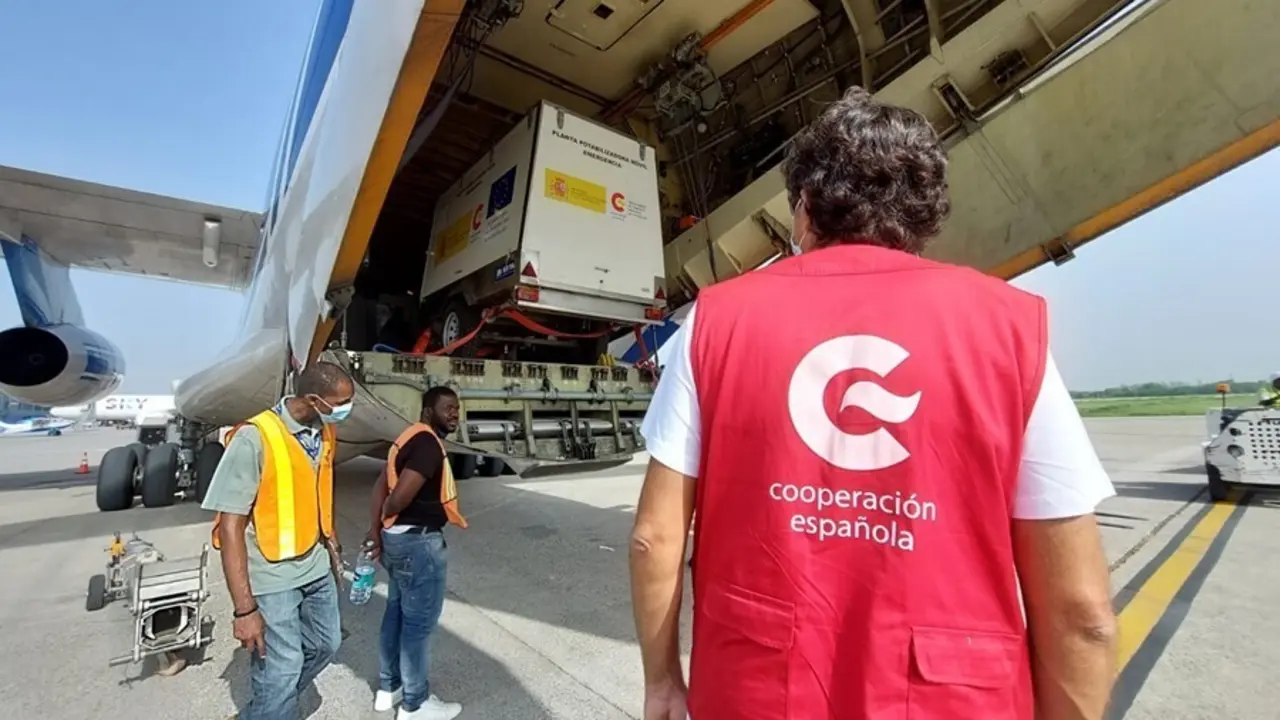 Un trabajador de la Cooperaci&oacute;n Espa&ntilde;ola supervisa el env&iacute;o de ayuda a Hait&iacute; tras el terremoto del 14 de agosto