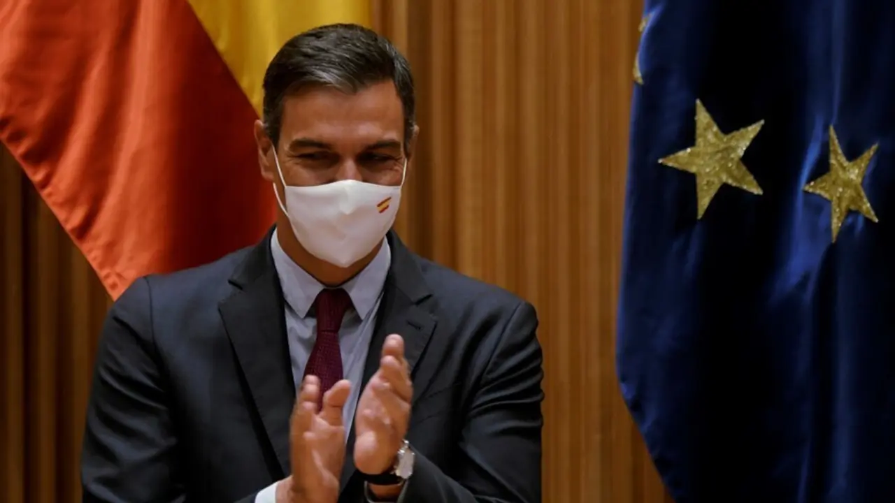 El secretario general del PSOE y presidente del Gobierno, Pedro S&aacute;nchez, aplaude durante la reuni&oacute;n interparlamentaria del Grupo Parlamentario Socialista en el Congreso de los Diputados.